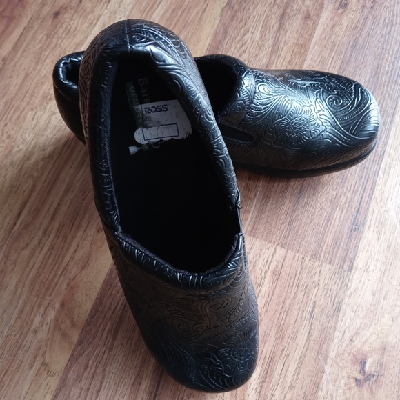 Bare traps Women's Brinkley Black Memory Foam Clog - Picture 5 of 8